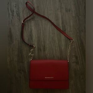MICHAEL KORS RED SHOULDER BAG WITH GOLD CHAIN DETAIL